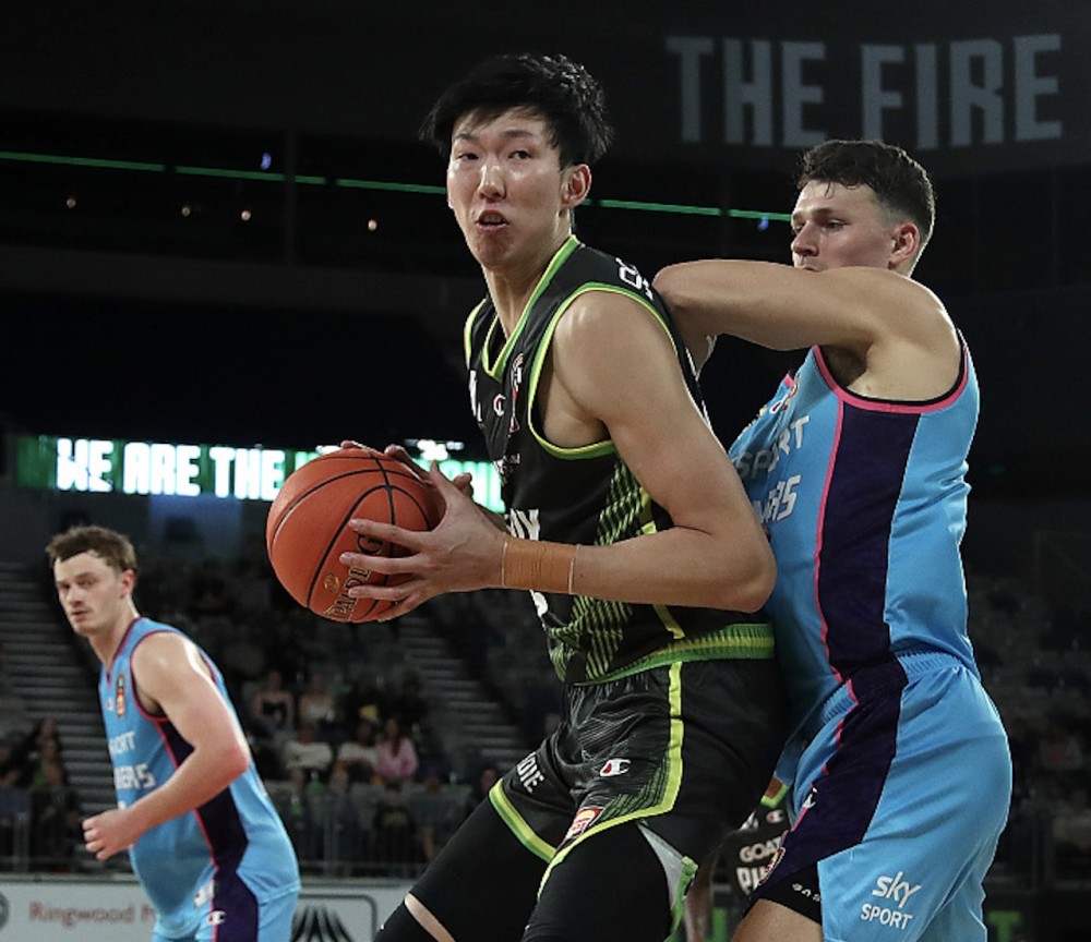 南宫在线 -武汉三镇训练开放日，赛前回应争议引欢呼，NBA总决赛在即，轮换策略成焦点 